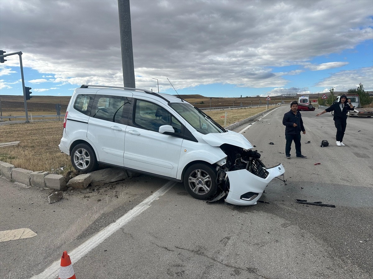 Çorum'un Alaca ilçesinde otomobil ile hafif ticari aracın çarpışması sonucu 3 kişi yaralandı....
