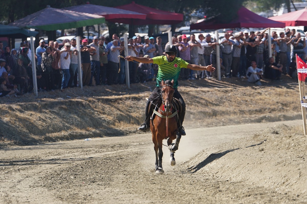 Çorum'un Osmancık ilçesinde rahvan at yarışları düzenlendi. Pırlanta Pirinç Kültür ve Sanat...
