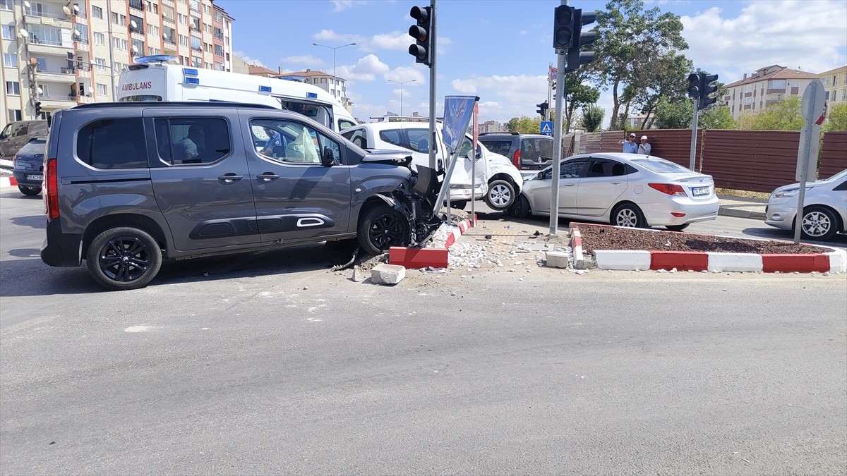 Çorum'un Sungurlu ilçesinde 3 aracın karıştığı trafik kazasında 2 kişi yaralandı. Kaza yerine...