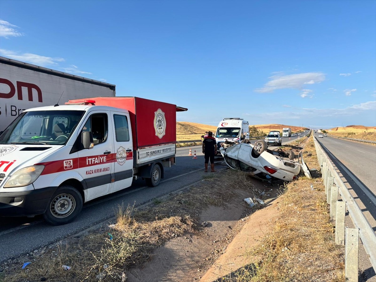 Çorum'un Sungurlu ilçesinde devrilen otomobildeki 2'si ağır 3 kişi yaralandı. İhbar üzerine olay...