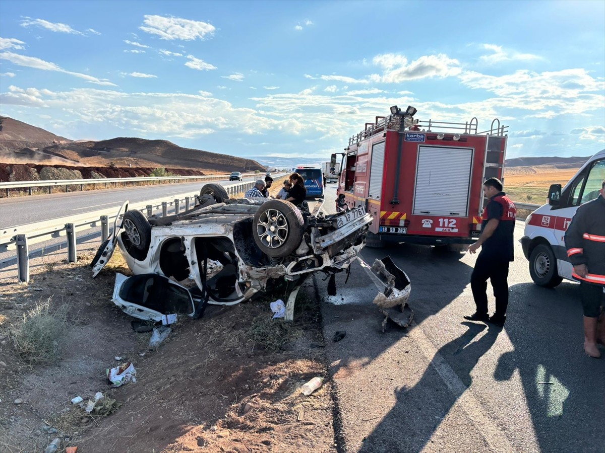 Çorum'un Sungurlu ilçesinde devrilen otomobildeki 2'si ağır 3 kişi yaralandı. İhbar üzerine olay...