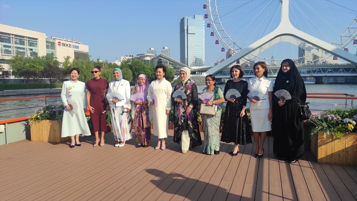 Cumhurbaşkanı Recep Tayyip Erdoğan'ın eşi Emine Erdoğan (sodla), Çin Devlet Başkanı Şi Cinping'in...