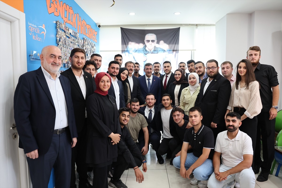 Cumhurbaşkanı Yardımcısı Cevdet Yılmaz, "Türkiye Yüzyılı Buluşmaları" kapsamında İstanbul'da, AK...