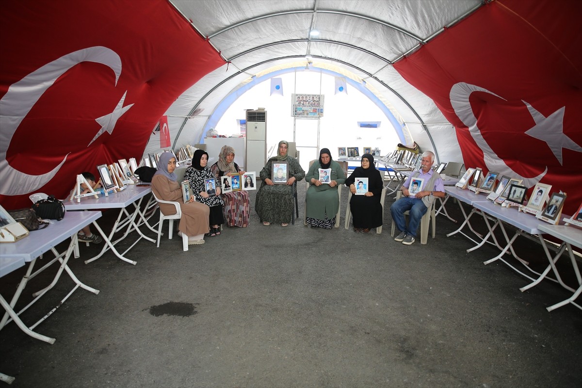 Dağa kaçırılan çocukları için eski HDP il binası önünde oturma eylemi yapan Diyarbakır annelerinin...