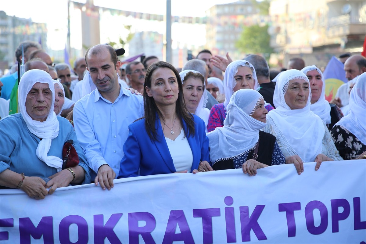 DEM Parti Eş Genel Başkanı Tülay Hatimoğulları (sol 3), Diyarbakır'da "1 Eylül Dünya Barış Günü"...