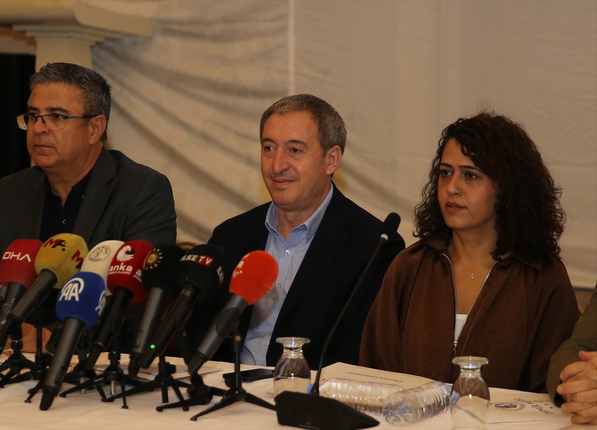 DEM Parti Eş Genel Başkanı Tuncer Bakırhan (ortada),  Diyarbakır'da bir otelde, bazı baro...