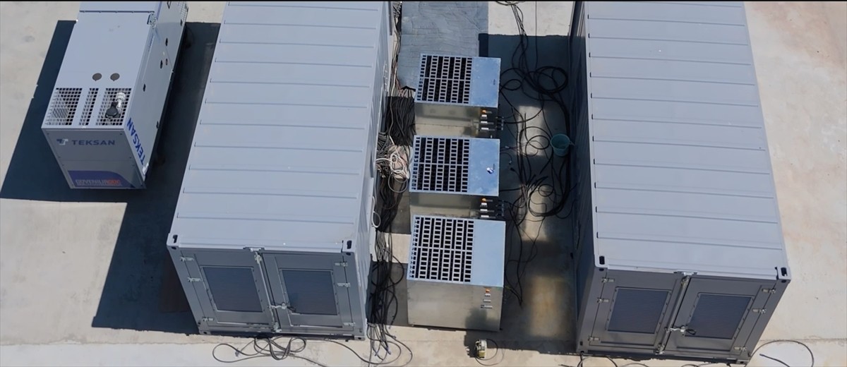 Denizaltıların göreve çıkmadan önce kıyıda bataryalarının şarj edilmesini sağlamak için Türkiye'de...