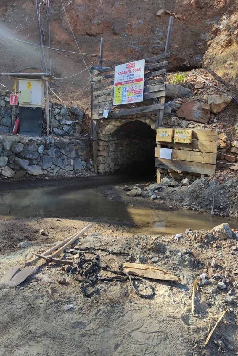 Denizli'nin Acıpayam ilçesinde, bir madende meydana gelen göçükte mahsur kalan 2 kişinin...