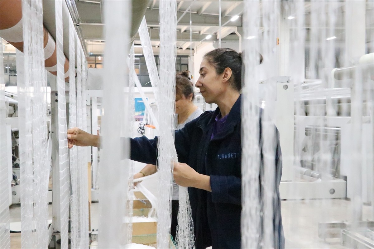 Devletin sağladığı teşvik ve desteklerle Yozgat'ta kurulan fabrikada üretilen düğümlü balık ağları...