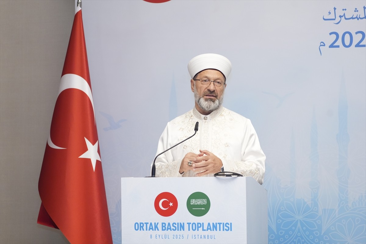 Diyanet İşleri Başkanı Ali Erbaş (solda), Suudi Arabistan Hac ve Umre Bakanı Tevfik er-Rabia...