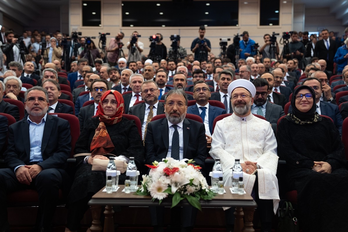 Diyanet İşleri Başkanlığına atanan Safi Arpaguş (solda), Başkanlığın konferans salonunda...