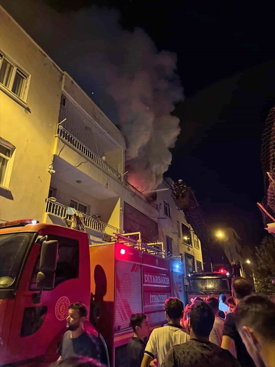 Diyarbakır'ın Bismil ilçesinde bir evde çıkan yangında 2 yaşındaki çocuk öldü, kardeşi ve annesi...