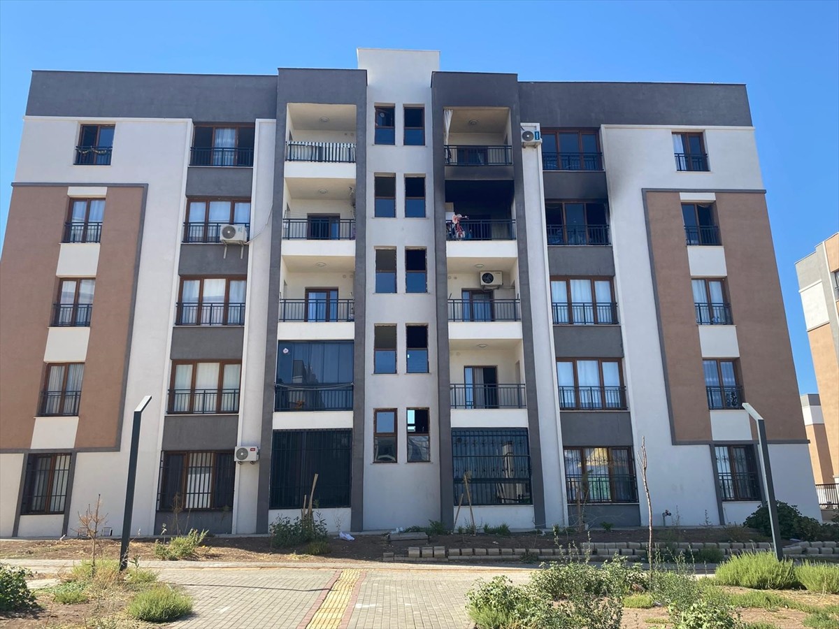 Diyarbakır'ın merkez Bağlar ilçesinde bir evde çıkan yangında 4 kişi dumandan etkilendi. 