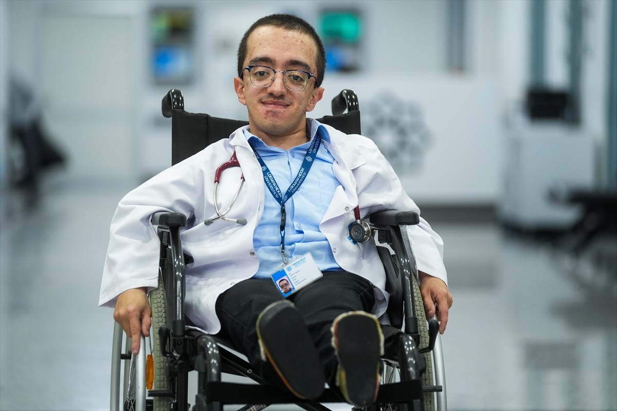 Doğuştan cam kemik hastalığıyla (osteogenesis imperfecta) yaşamını sürdüren 24 yaşındaki intörn...