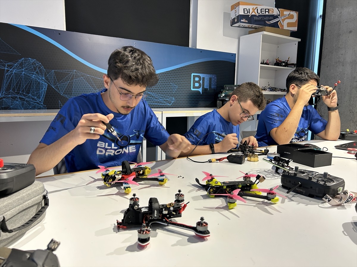Dron teknolojisine ilgi duyan gençler, Başakşehir Belediyesi bünyesinde ücretsiz eğitimle dron...