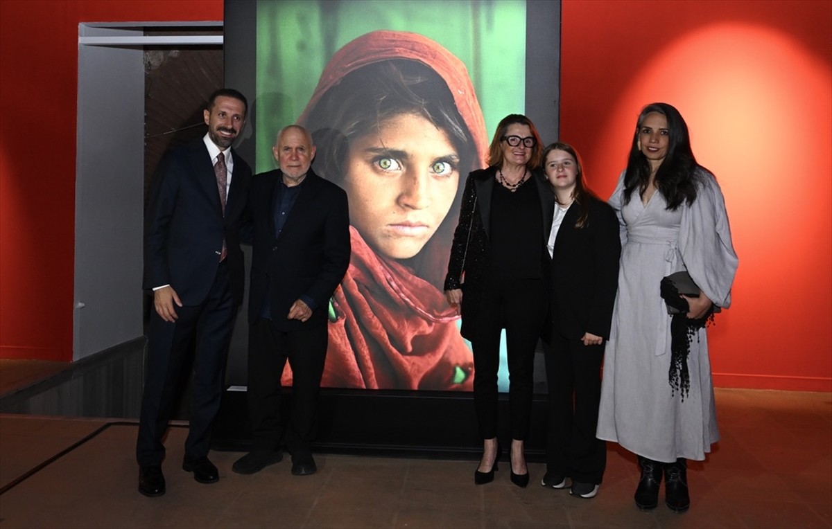 Dünyaca ünlü fotoğrafçı Steve McCurry (sol 2), dünya prömiyerini ilk kez İstanbul'da...