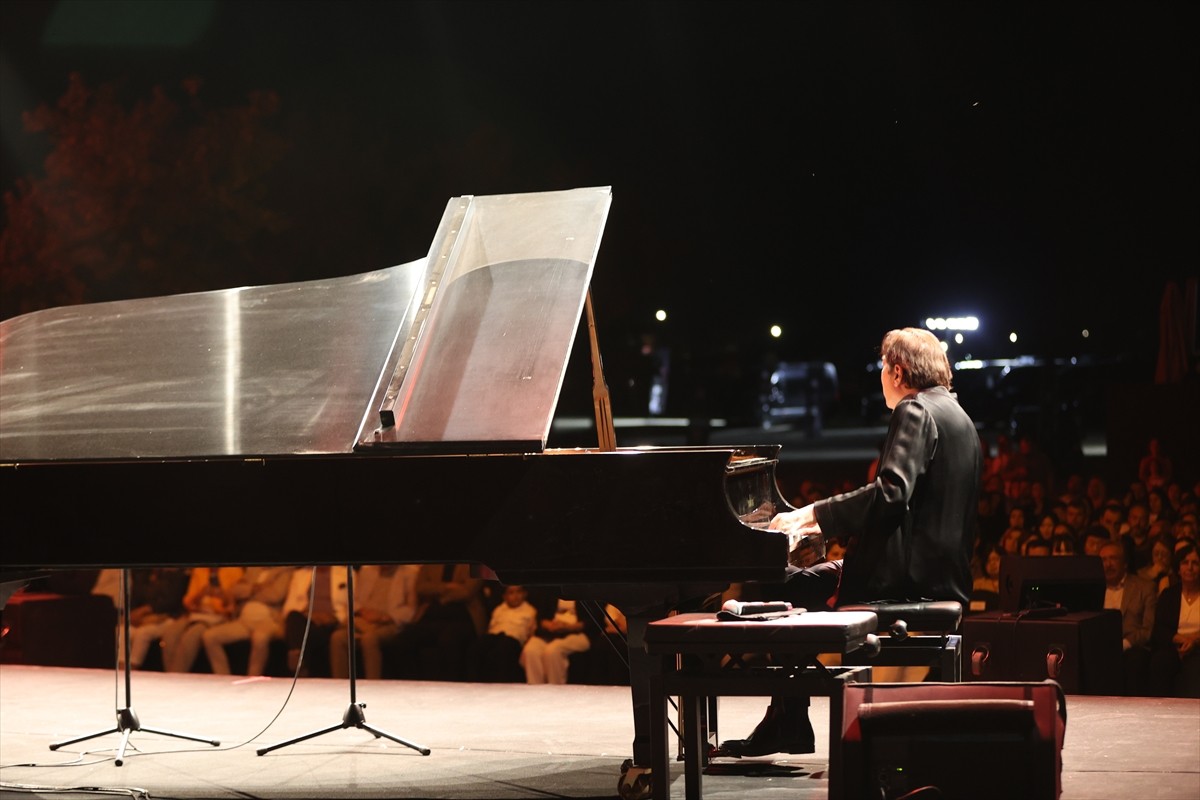 Dünyaca ünlü piyanist ve besteci Fazıl Say ile geleneksel Japon halk dansı Kabuki sanatçısı...