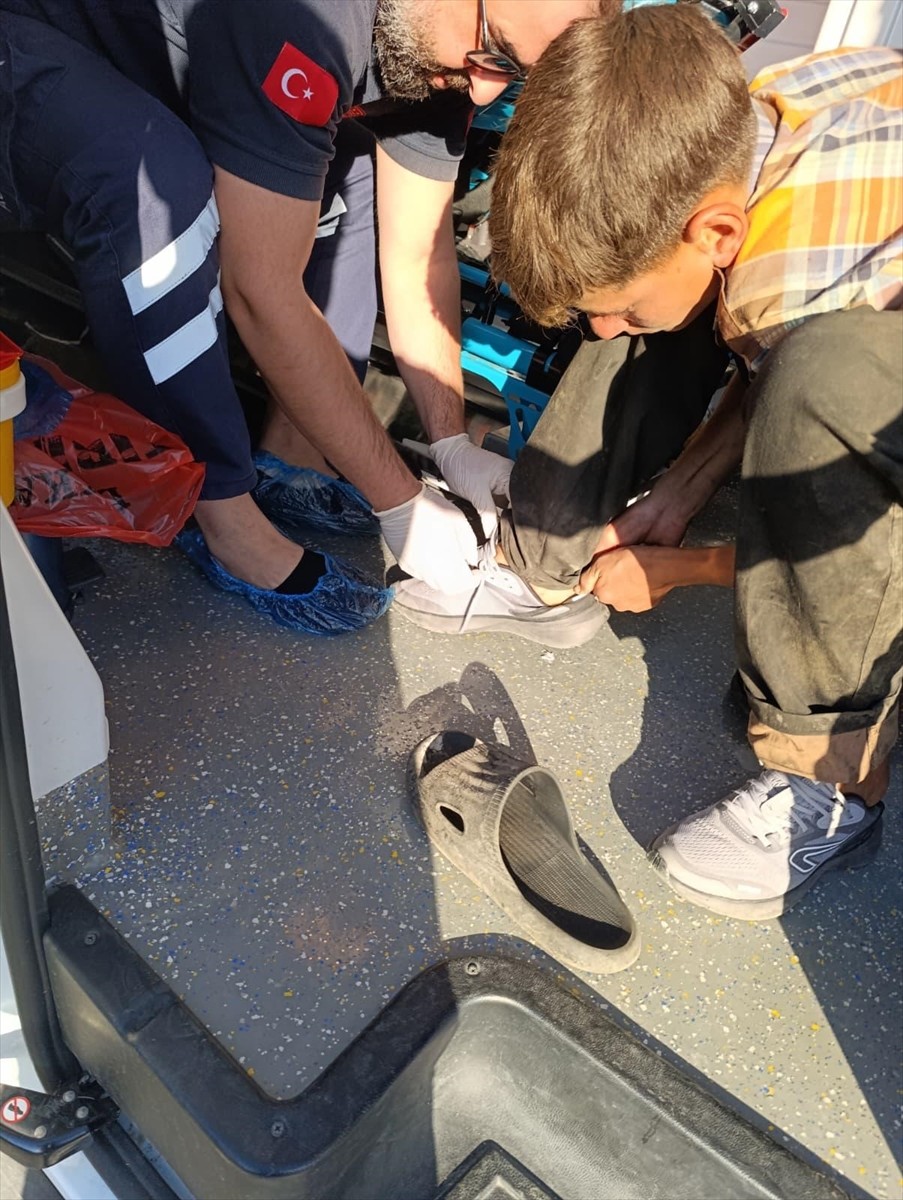 Düzce'de ambulans şoförü Kenan Alemdar, tedavi sırasında terlikleri kesildiği için yalın ayak...