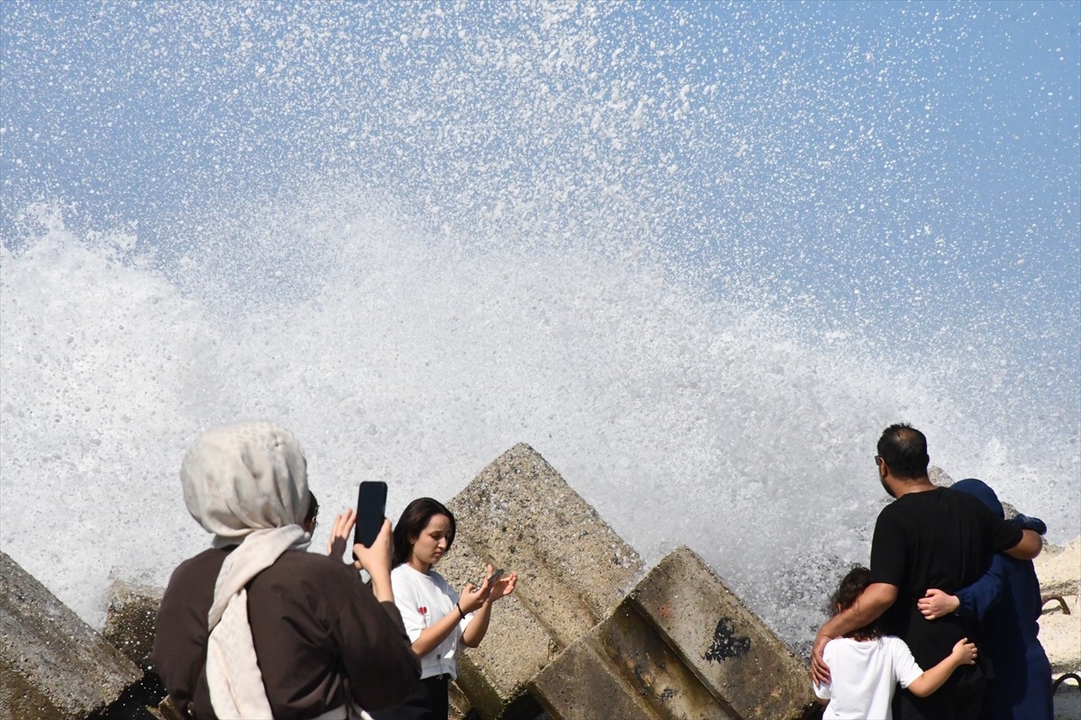 Düzce'de olumsuz hava ve deniz şartları nedeniyle denize girişlere izin verilmiyor. Kuvvetli...