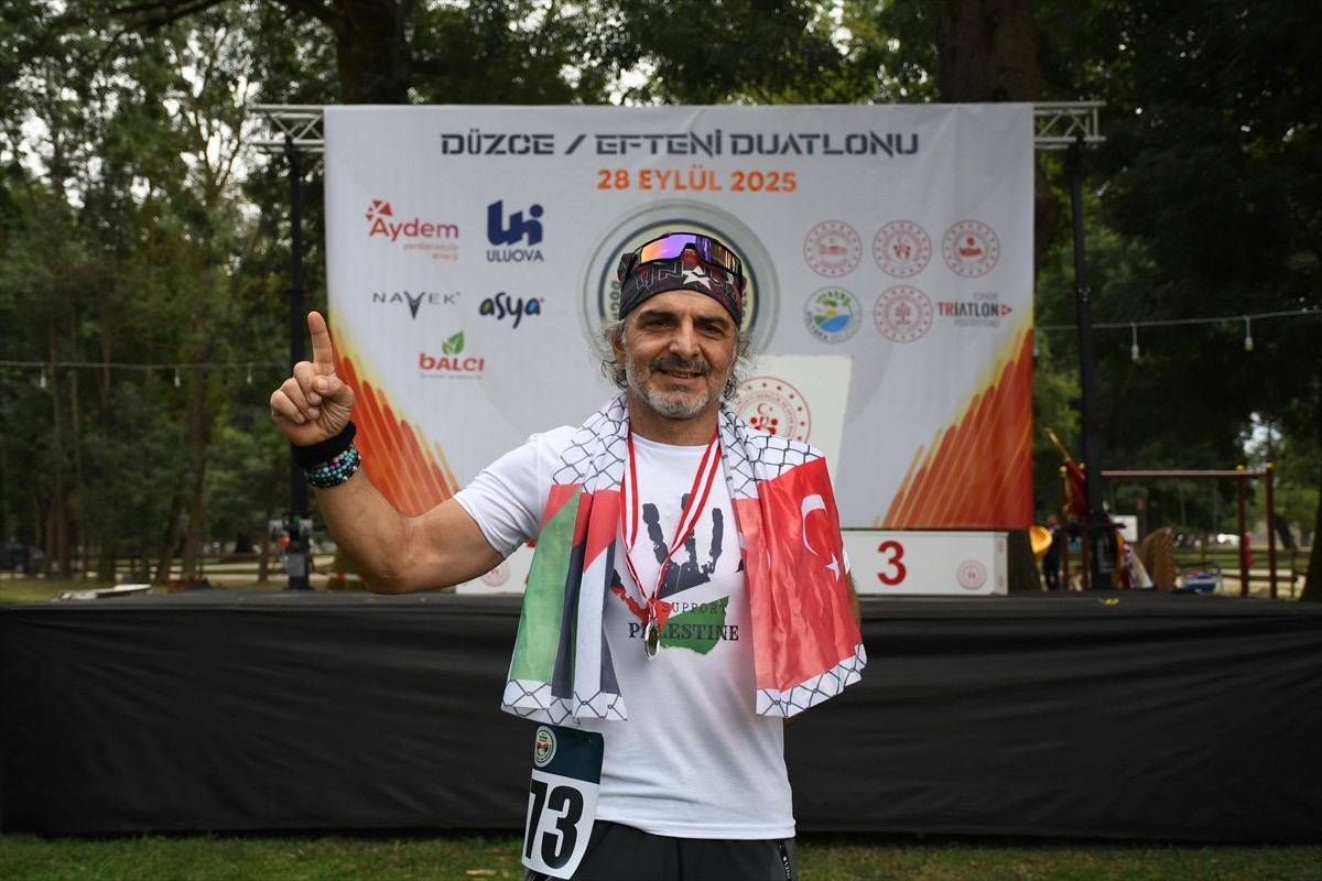 Düzce'nin Gölyaka ilçesinde yaklaşık 25 şehirden 100'ü aşkın sporcunun katılımıyla Efteni Duatlonu...