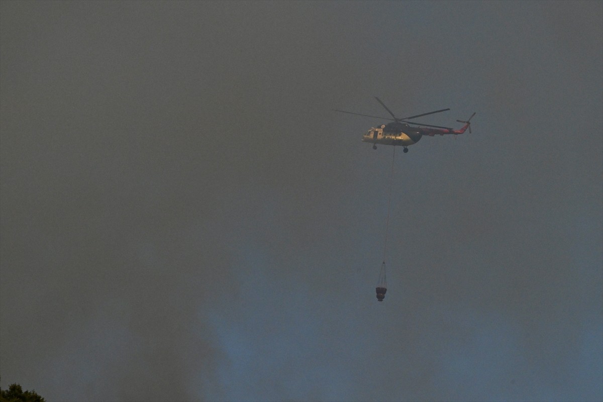 Düzce'nin Yığılca ilçesinde çıkan orman yangını söndürülmeye çalışılıyor. Yangın söndürme...
