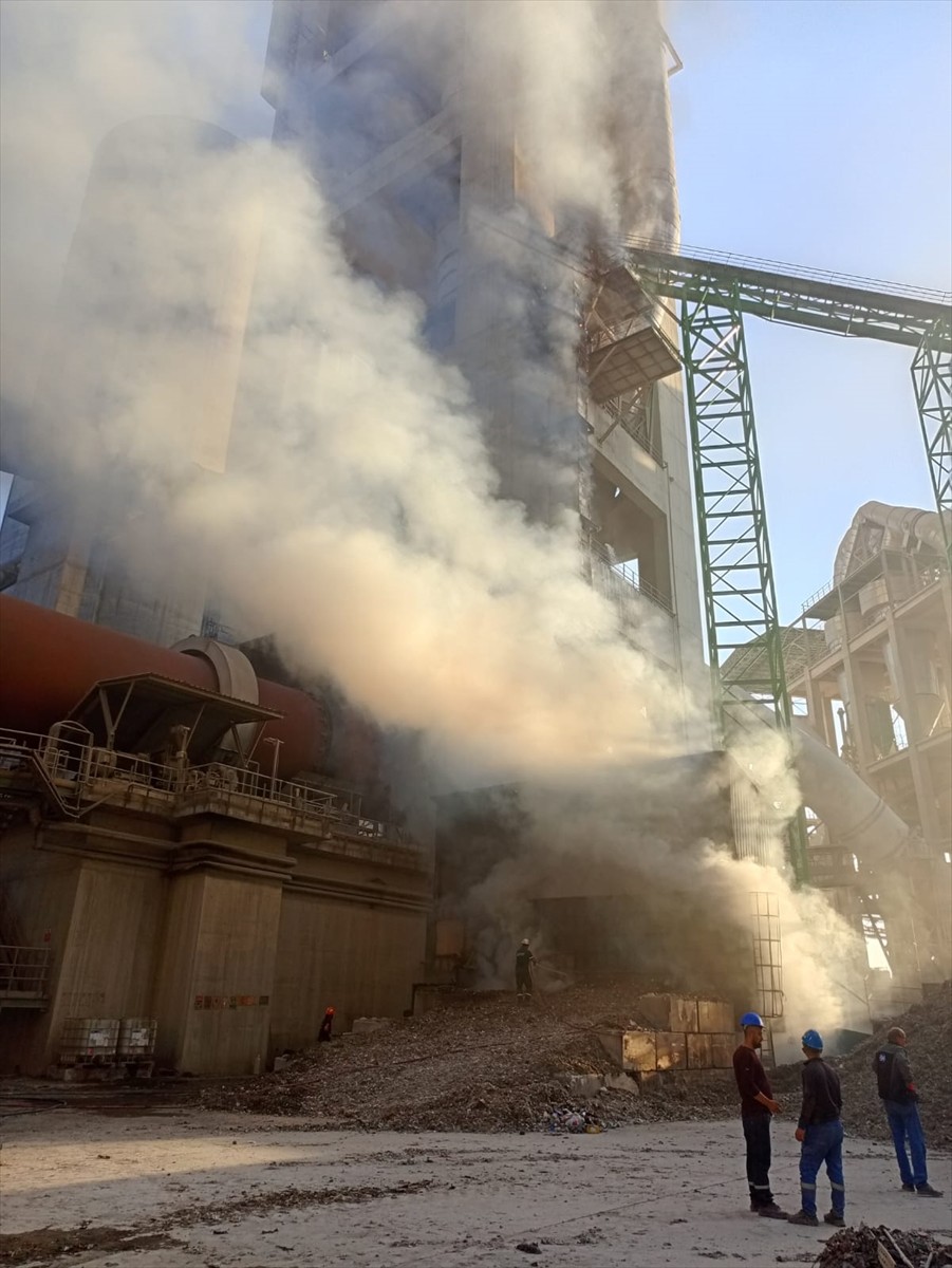 Düzce'nin Yığılca ilçesinde çimento fabrikasında çıkan yangın itfaiye ekiplerinin müdahalesiyle...