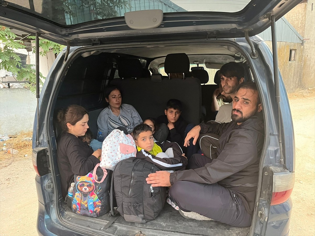 Edirne'de bir panelvanda yurda yasa dışı yollarla girdiği tespit edilen 16 düzensiz göçmen...