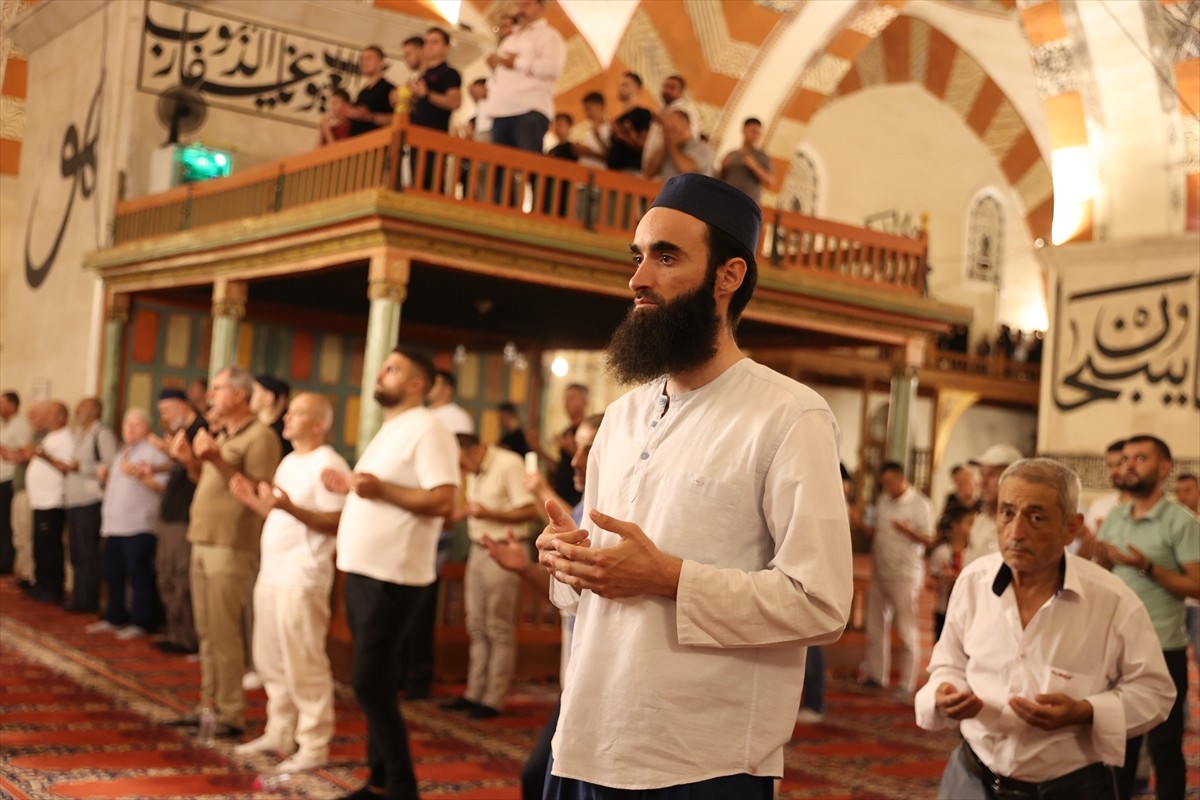 Edirne'de, Eski Cami'de Mevlit Kandili idrak edildi. Programda Kur'an-ı Kerim ve ilahiler okundu.