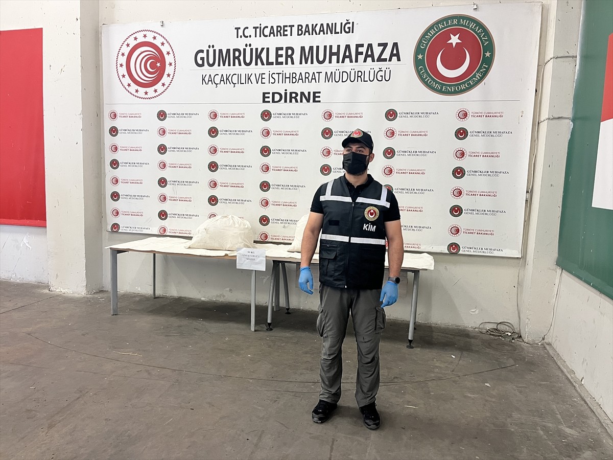 Edirne'de Kapıkule Sınır Kapısı'nda düzenlenen uyuşturucu operasyonunda 51 kilogram sentetik...