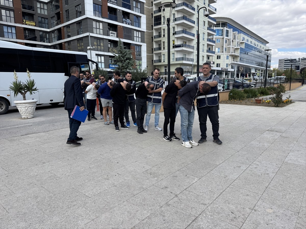 Edirne'de kendilerini kamu görevlisi olarak tanıtıp şehit ailesini 846 bin lira dolandırdığı...