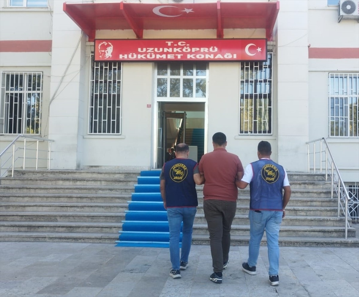 Edirne'nin Uzunköprü ilçesinde çiftlikten traktör römorku çaldığı iddia edilen 2 zanlıdan 1'i...