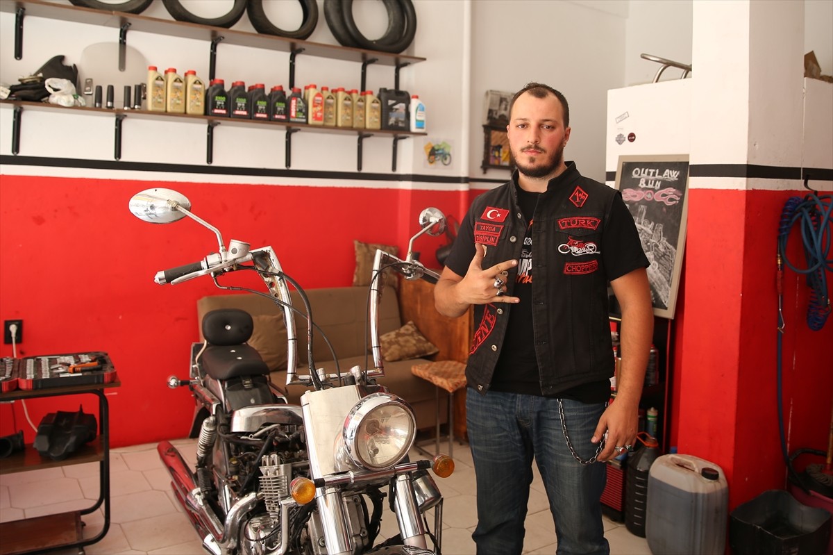 Edirne’de yaşayan 28 yaşındaki Deniz Kırkaya, yıllarca tamirci bulamadığı motosikletini kendi...