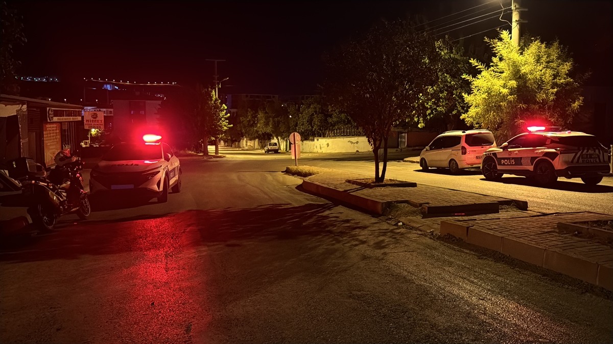 Elazığ'da çıkan sopalı kavgada 3 kişi yaralandı.