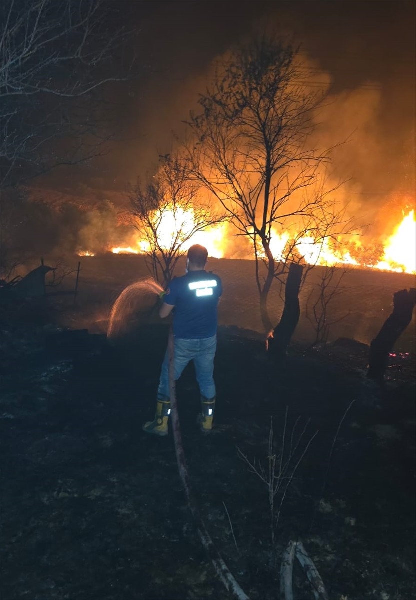 Elazığ'ın Kovancılar ilçesi kırsalında çıkan yangına ekiplerin müdahalesi sürüyor.