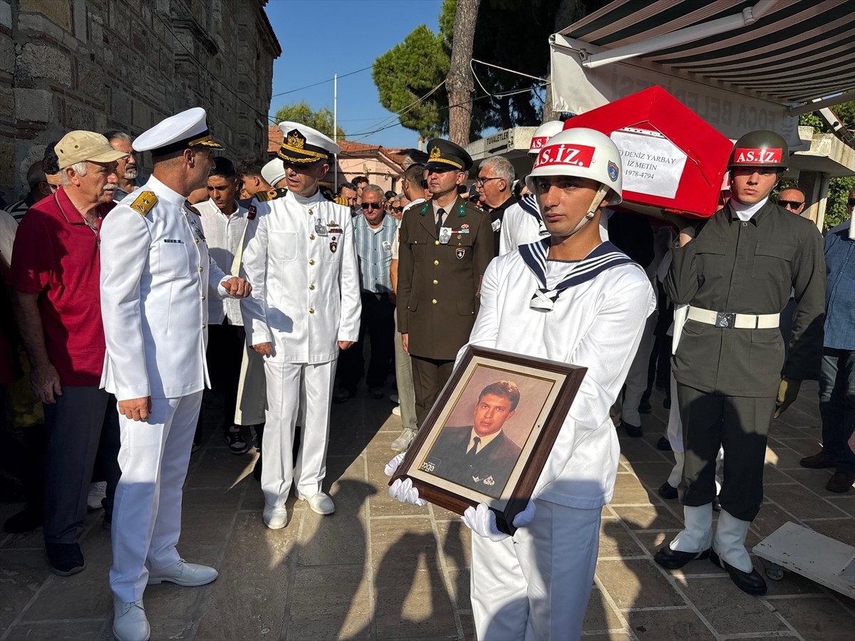 Emekli Deniz Yarbay İz Metin, İzmir'de düzenlenen askeri törenle son yolculuğuna uğurlandı. Kanser...