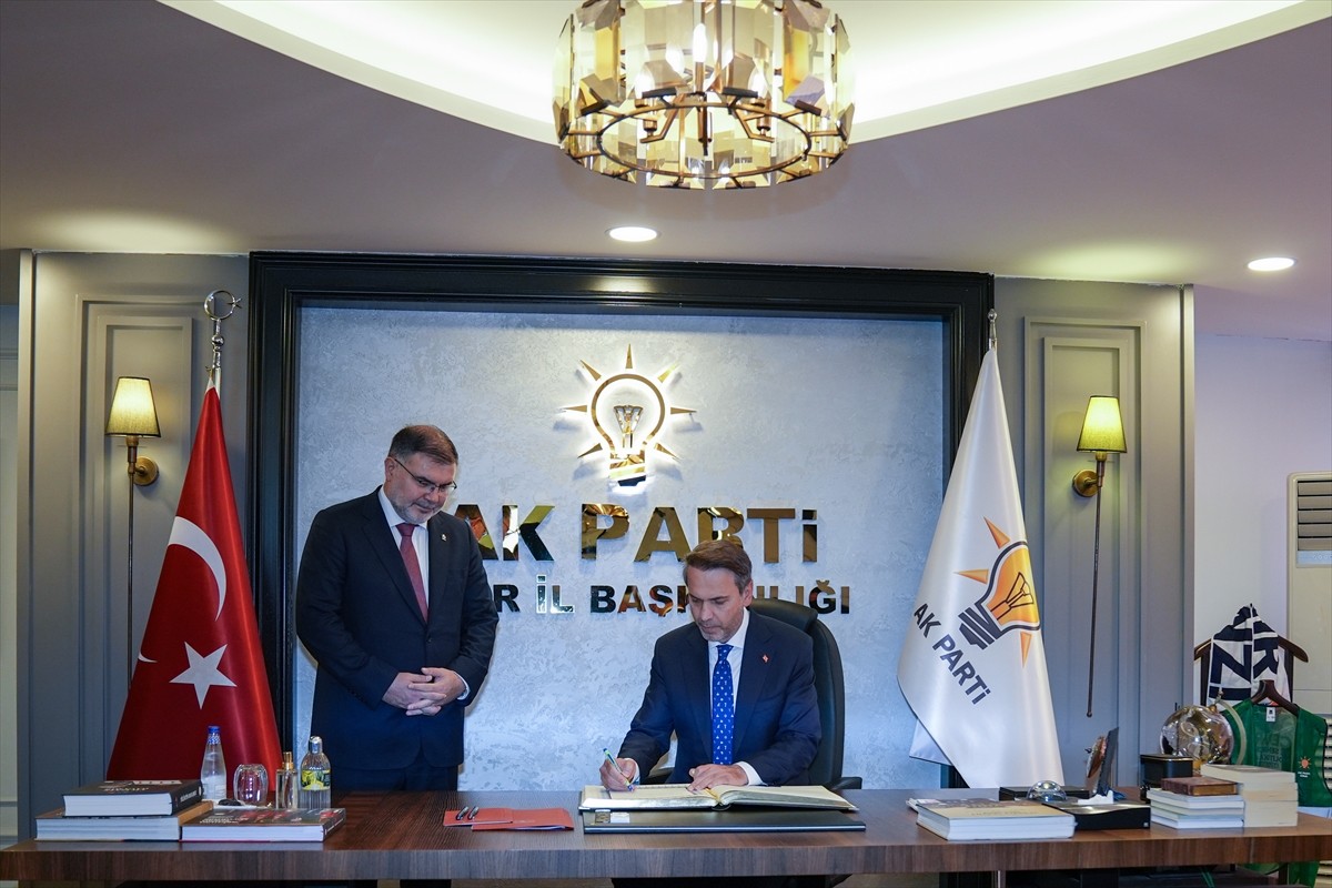 Enerji ve Tabii Kaynaklar Bakanı Alparslan Bayraktar, İzmir'de AK Parti İl Başkanlığını ziyaret...