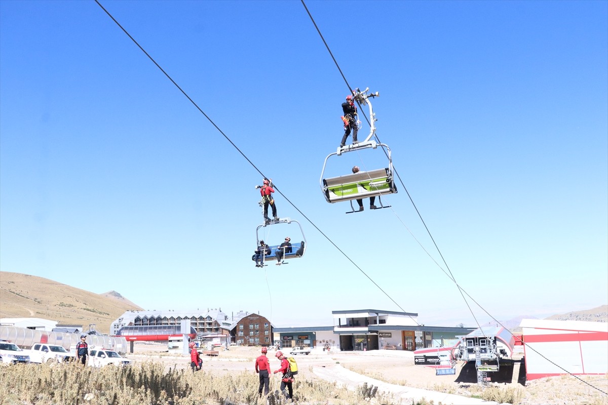 Erciyes Kayak Merkezi'nde kurtarma ekipleri, yaklaşan kayak sezonu öncesi yaşanabilecek muhtemel...