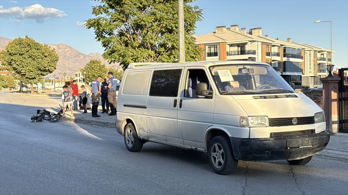 Erzincan'da panelvanın çarptığı elektrikli bisikletteki çocuk ağır yaralandı. Kaza yerine polis...