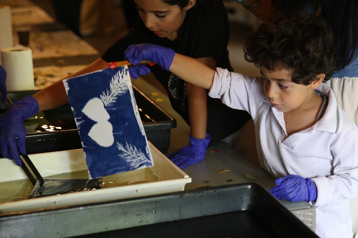Erzurum'da düzenlenen "Doğadan Kağıda: Güneş Baskı Atölyesi" programı ile katılımcılar, fotoğrafın...