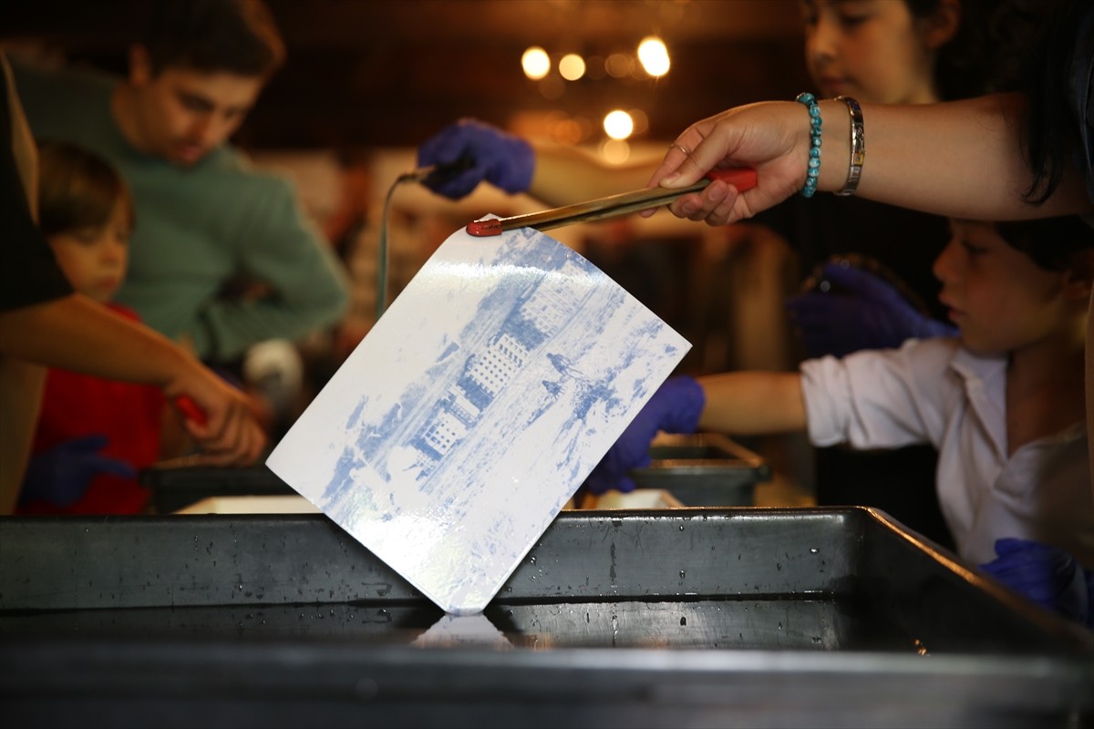 Erzurum'da düzenlenen "Doğadan Kağıda: Güneş Baskı Atölyesi" programı ile katılımcılar, fotoğrafın...