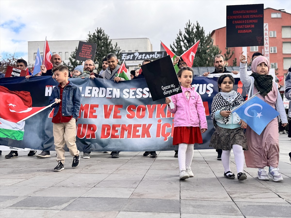 Erzurum'da hekimler ve sağlık çalışanları, İsrail'in Gazze'ye yönelik saldırılarını protesto etmek...