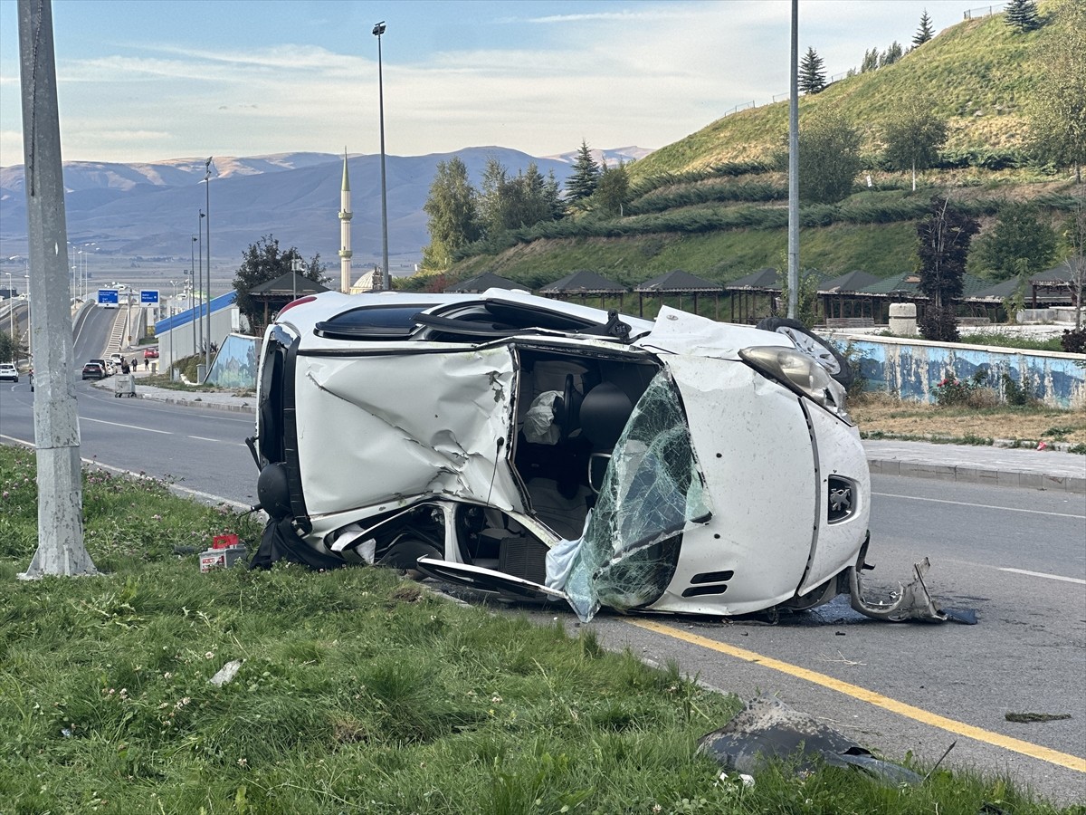 Erzurum'da meydana gelen trafik kazasında 2 kişi ağır yaralandı.