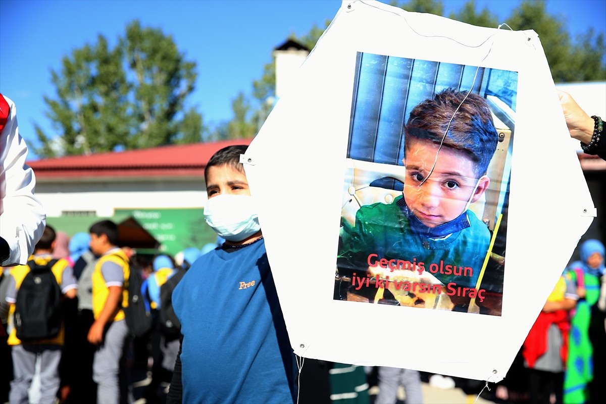 Erzurum'da Türk Kızılay Palandöken Şubesi gönüllüleri, lösemi teşhisi konulmasının ardından ilik...