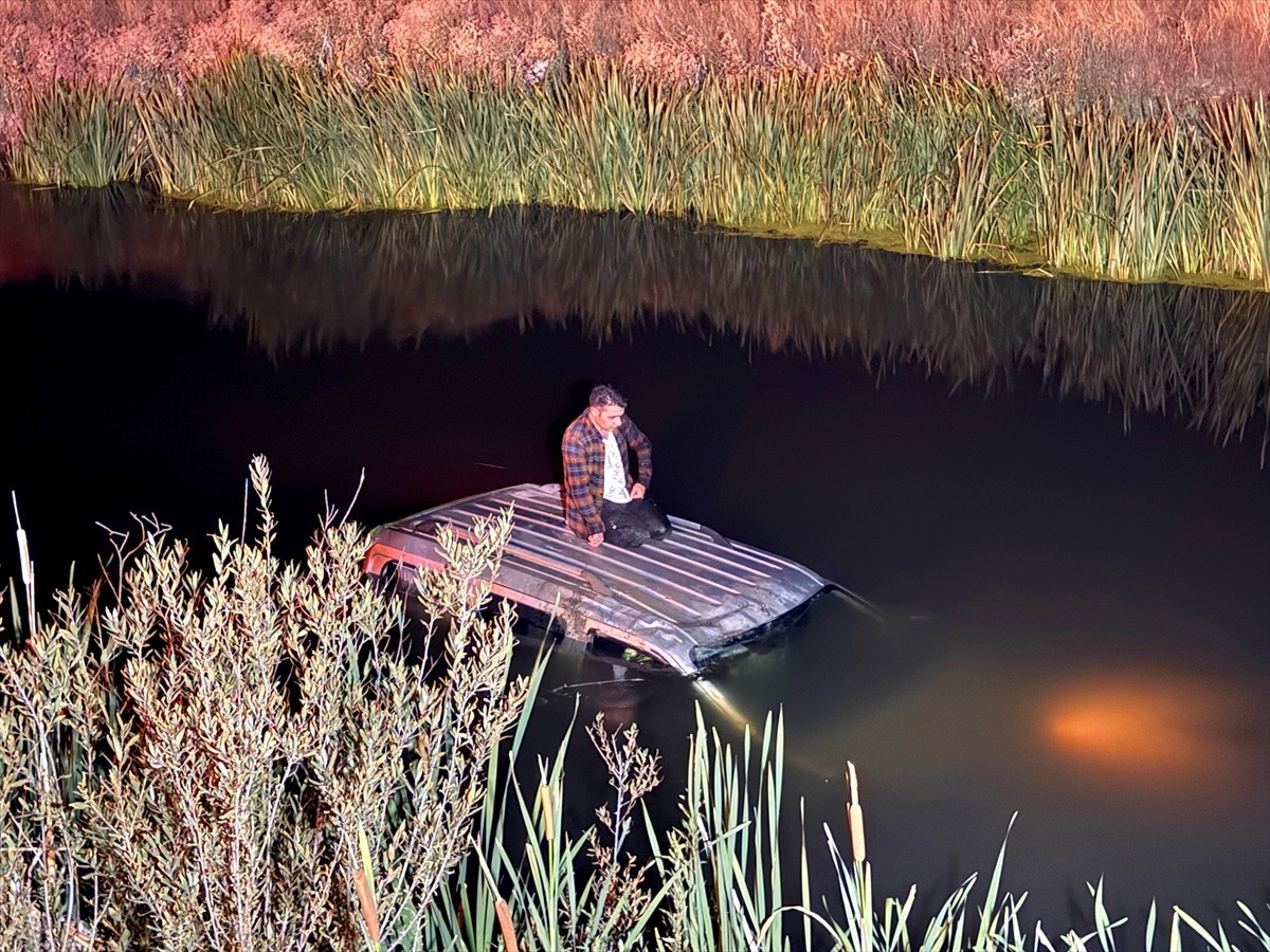 Erzurum'un Aziziye ilçesinde park halindeki cipe çarptıktan sonra Karasu Nehri'ne düşen hafif...