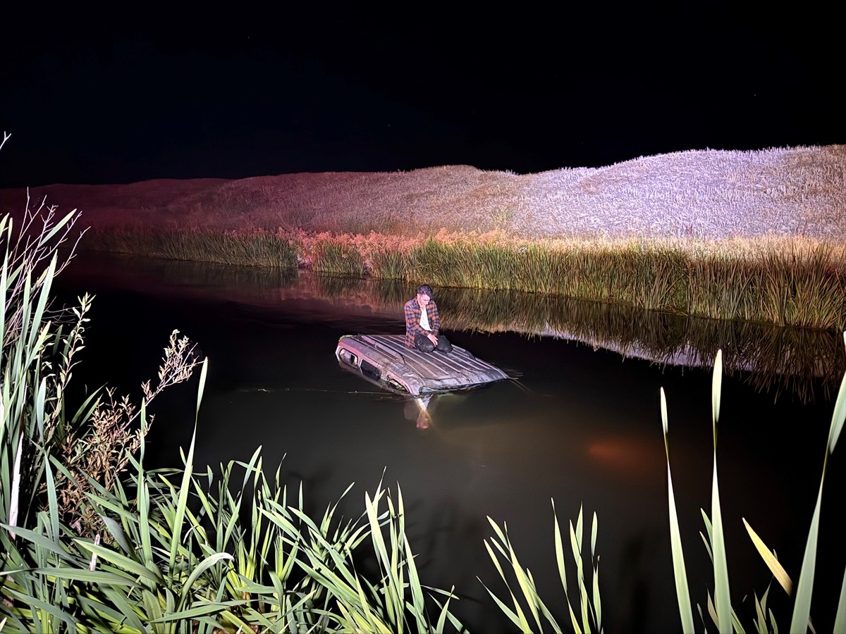 Erzurum'un Aziziye ilçesinde park halindeki cipe çarptıktan sonra Karasu Nehri'ne düşen hafif...