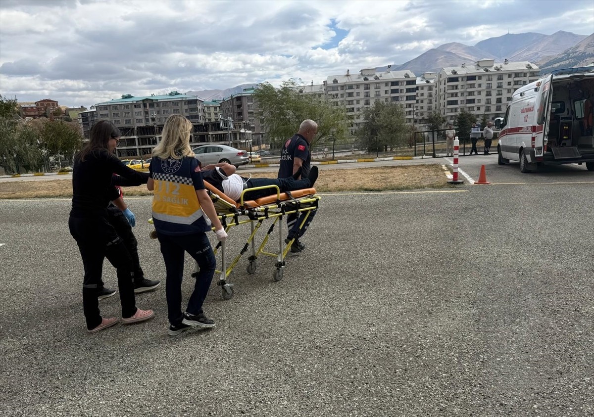  Erzurum'un Hınıs ilçesinde kalp krizi geçiren 41 yaşındaki hasta, ambulans helikopterle hastaneye...