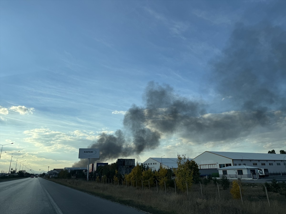 Erzurum Organize Sanayi Bölgesi'ndeki (OSB) bir boya üretim tesisinde çıkan yangına ekiplerce...
