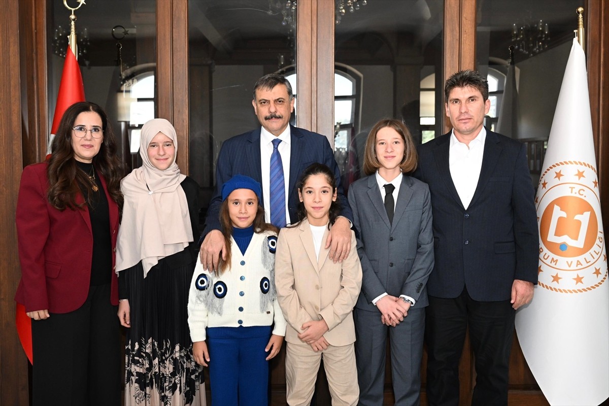 Erzurum Valisi Mustafa Çiftçi'ye hayranlık duyduğu için "hafız vali" olma hayalini kuran 12...