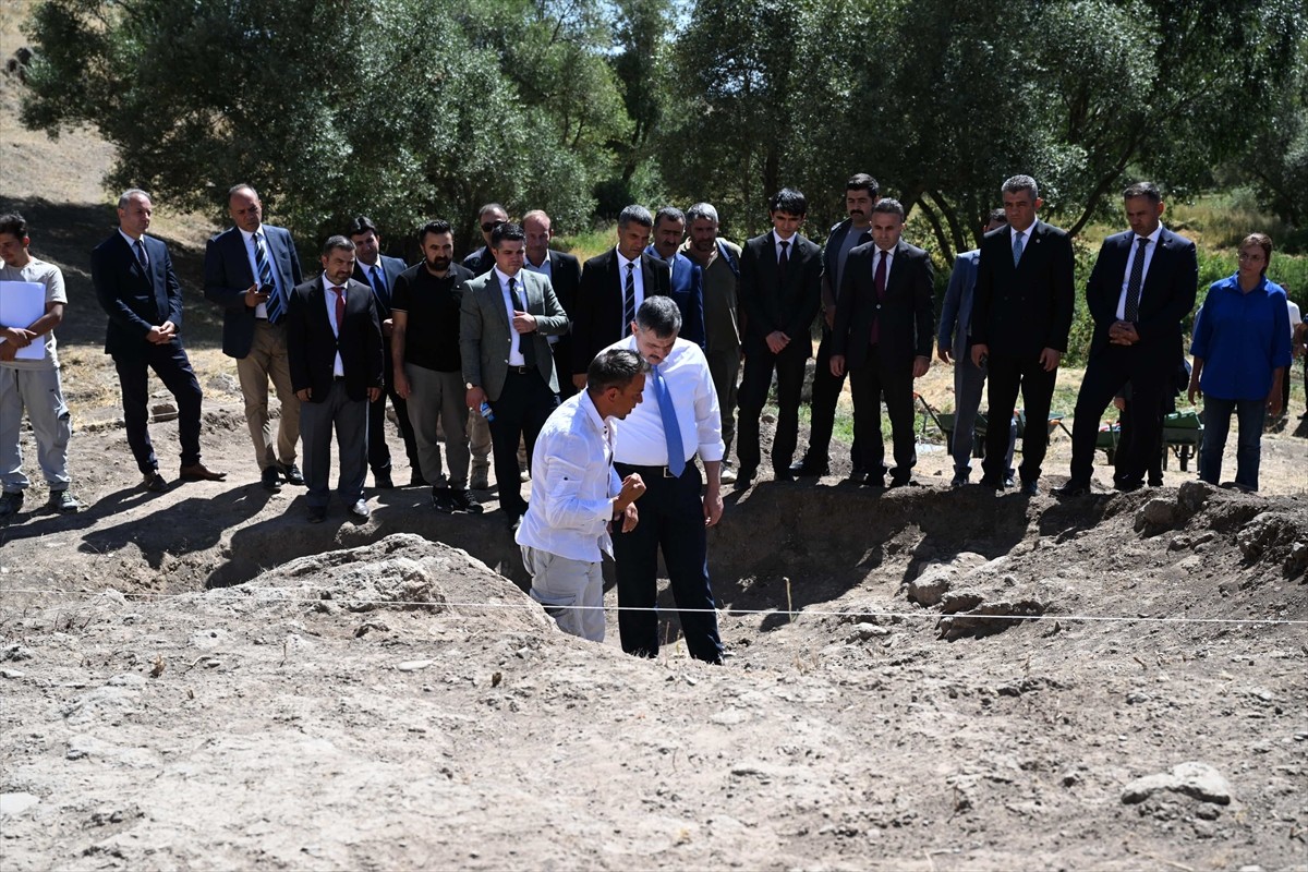 Erzurum Valisi Mustafa Çiftçi (sol 3), Hınıs ilçesinde geçmişi 5 bin yıl öncesine dayanan...