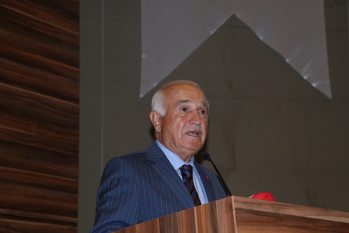 Eski TBMM Başkanı Cemil Çiçek, Kayseri'de Nuh Naci Yazgan Üniversitesi tarafından düzenlenen...
